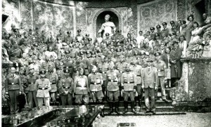 Групповая фото солдат и офицеров с наградами