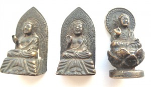 Миниатюрные фигурки Будд.
