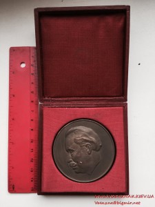 Болгарская настольная медаль в коробке