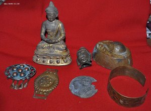 Бронзовый Будда и другие предметы буддизма.