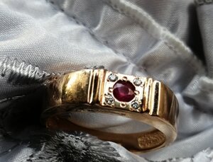 Кольцо золото, бриллиант, рубин.