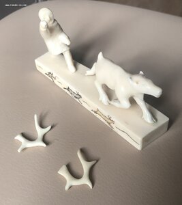 Статуэтка из кости моржа - охотник и олень. Резьба по кости