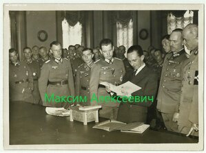 Геббельс и генералы с боевой группой из Демьянска.1943.