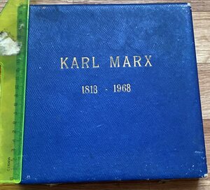 Фарфоровая медаль " Карл Маркс" в родной коробке .ГДР-